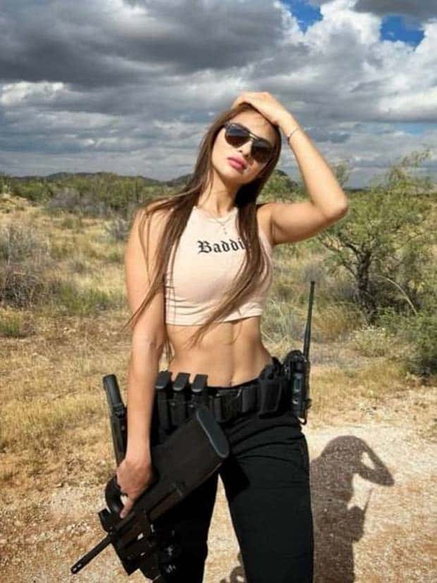 Hot Girls with Guns #14 (25 photos)