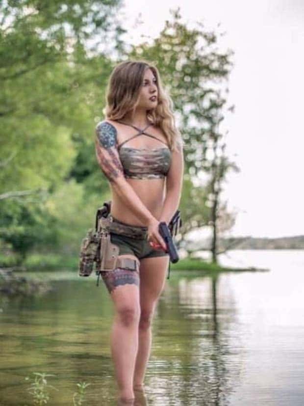 Hot Girls with Guns #14 (25 photos)