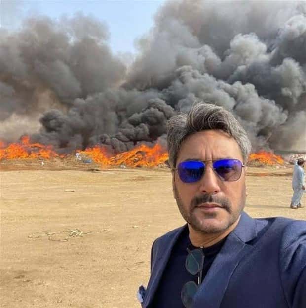 Stupid People and Their Risky Selfies (34 photos)