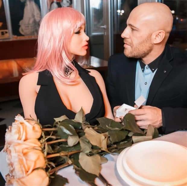 Lonely Guys with Their Silicone Girlfriends (25 photos)