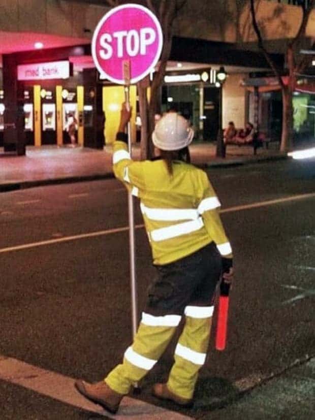 Strange Standing Poses That’ll Crack You Up (37 photos)