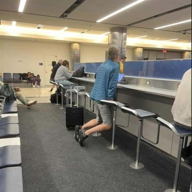 Strange Standing Poses That’ll Crack You Up (37 photos)