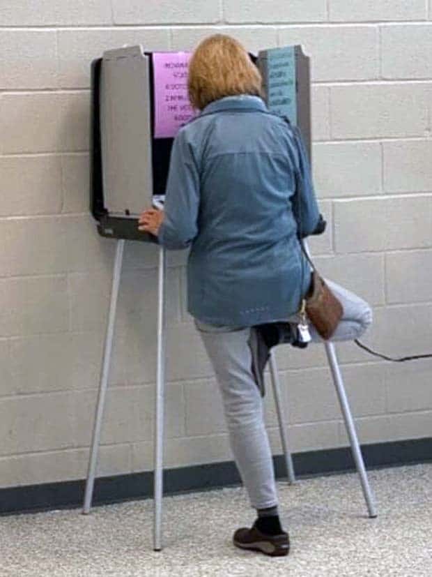 Strange Standing Poses That’ll Crack You Up (37 photos)