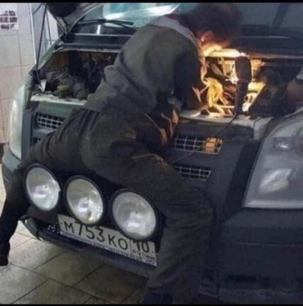 Strange Standing Poses That’ll Crack You Up (37 photos)