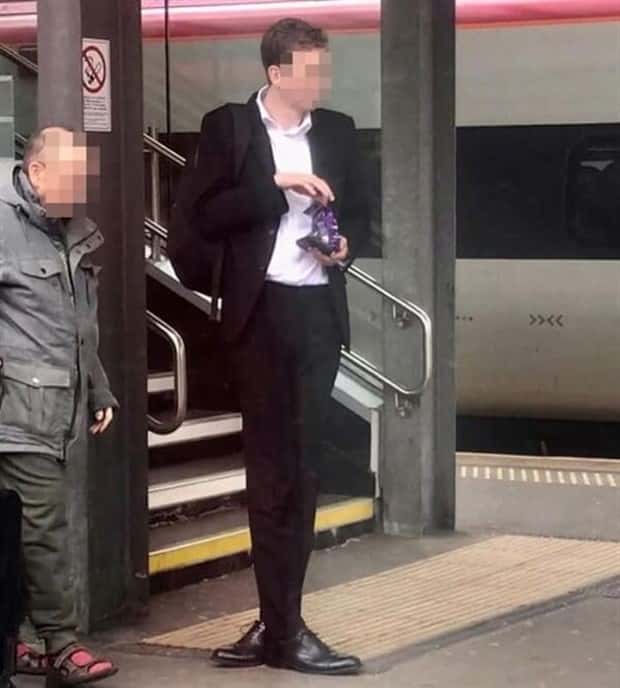 Strange Standing Poses That’ll Crack You Up (37 photos)