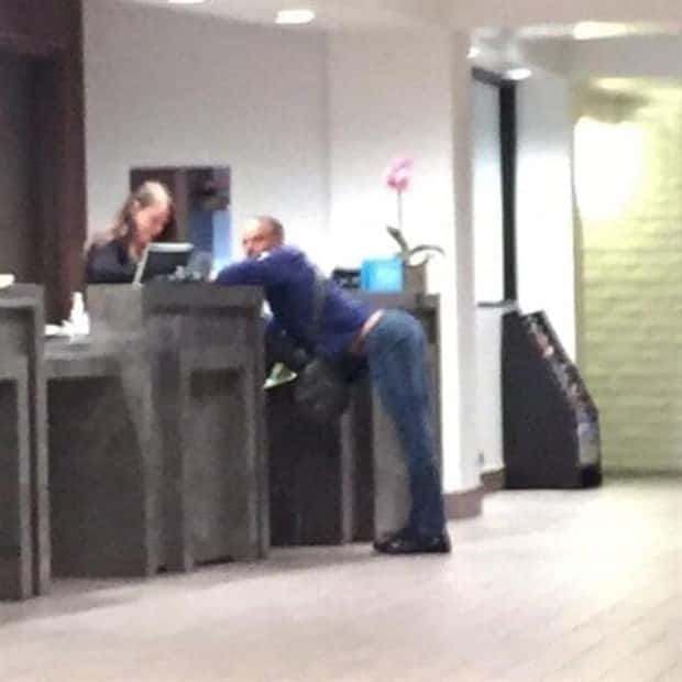 Strange Standing Poses That’ll Crack You Up (37 photos)