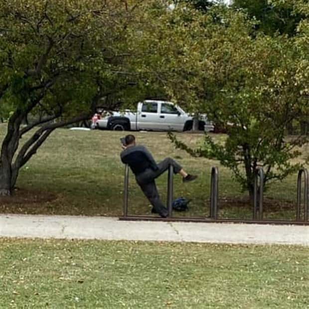 Strange Standing Poses That’ll Crack You Up (37 photos)