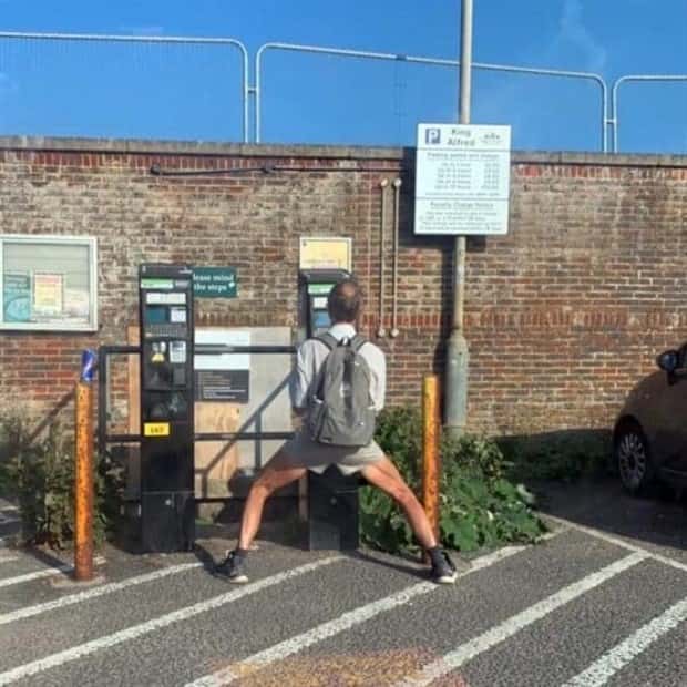 Strange Standing Poses That’ll Crack You Up (37 photos)