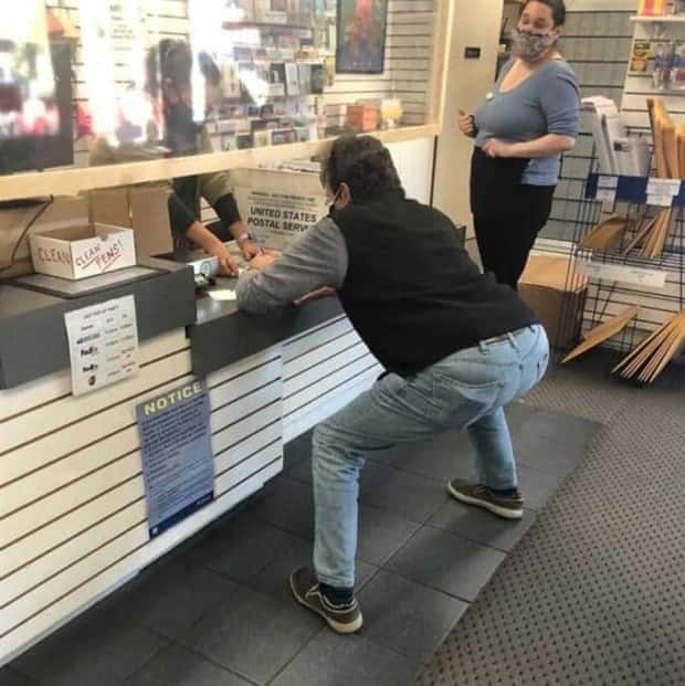 Strange Standing Poses That’ll Crack You Up (37 photos)