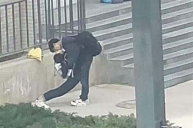 Strange Standing Poses That’ll Crack You Up (37 photos)