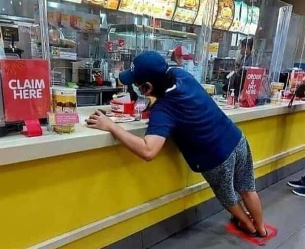 Strange Standing Poses That’ll Crack You Up (37 photos)