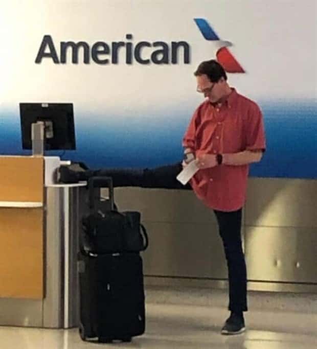 Strange Standing Poses That’ll Crack You Up (37 photos)