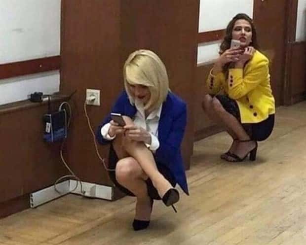 Strange Standing Poses That’ll Crack You Up (37 photos)