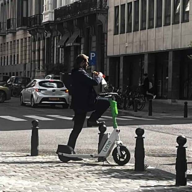 Strange Standing Poses That’ll Crack You Up (37 photos)