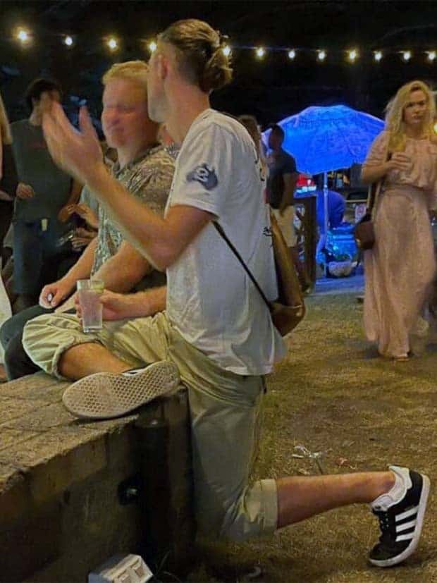 Strange Standing Poses That’ll Crack You Up (37 photos)