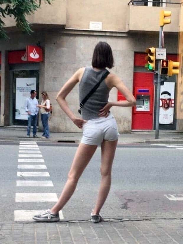 Strange Standing Poses That’ll Crack You Up (37 photos)
