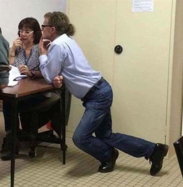 Strange Standing Poses That’ll Crack You Up (37 photos)