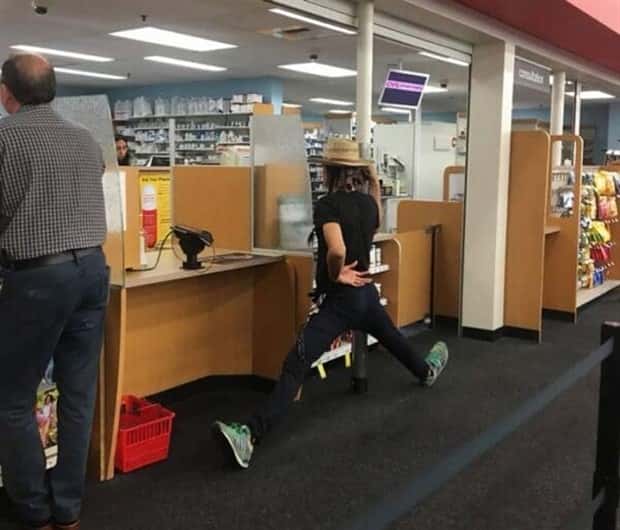 Strange Standing Poses That’ll Crack You Up (37 photos)