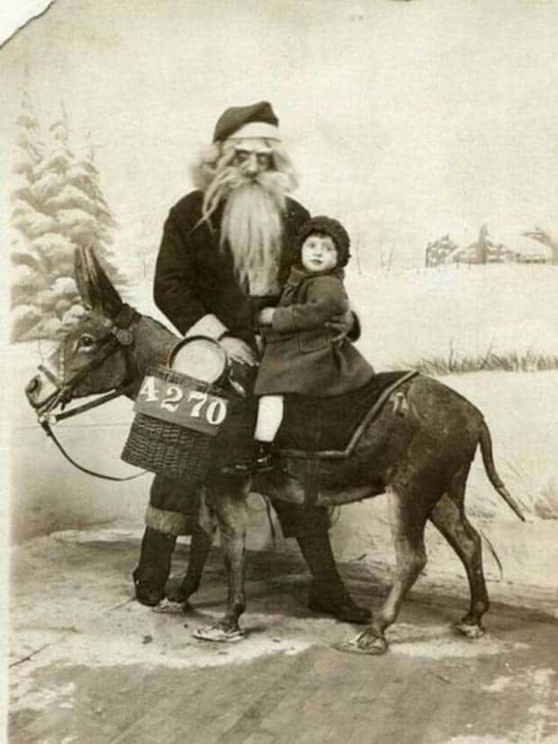 Unsettling Santas from the Past (23 photos)