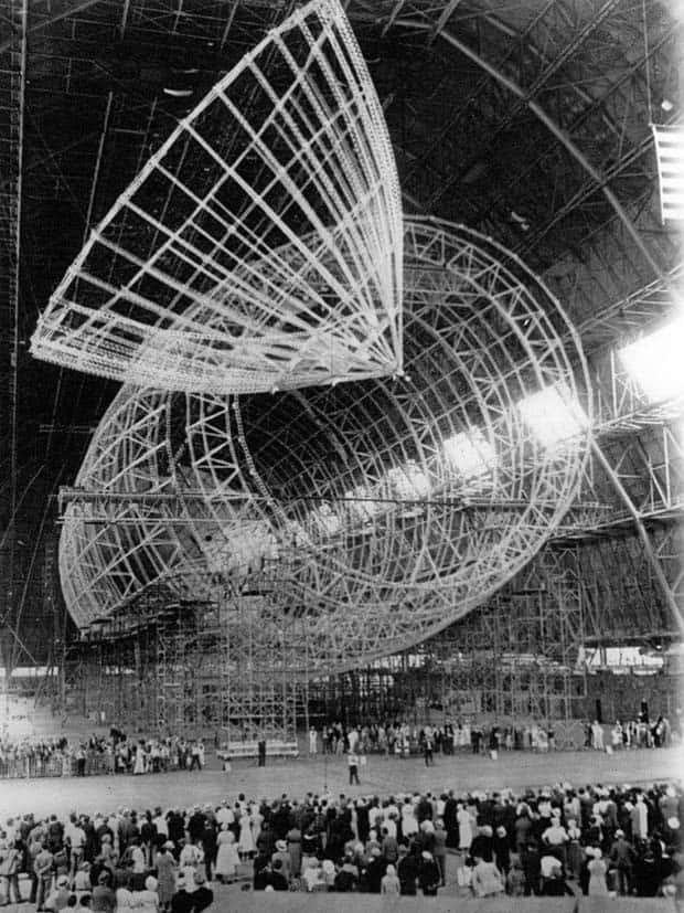 37 Vintage Photos of Zeppelins Being Built