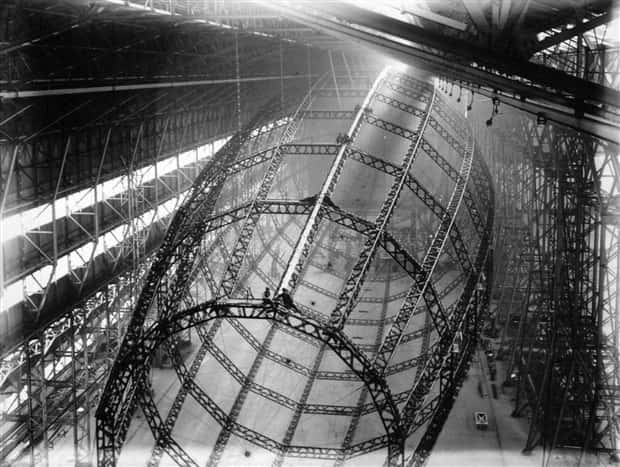 37 Vintage Photos of Zeppelins Being Built