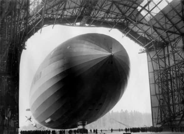 37 Vintage Photos of Zeppelins Being Built
