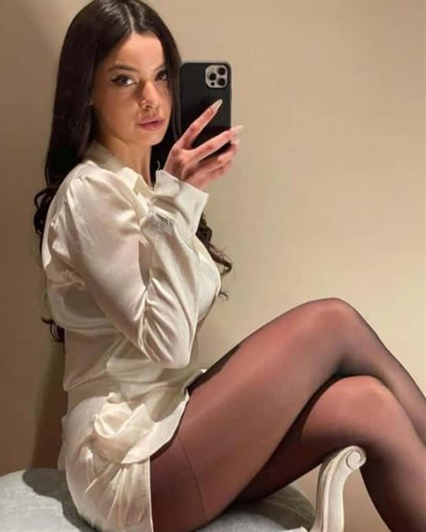 Hot Girls Taking a Selfie #4 (24 photos)