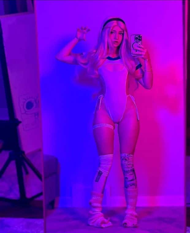 Hot Girls Taking a Selfie #4 (24 photos)