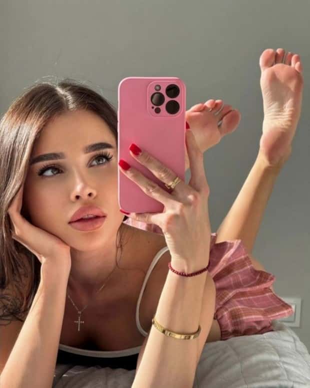 Hot Girls Taking a Selfie #4 (24 photos)