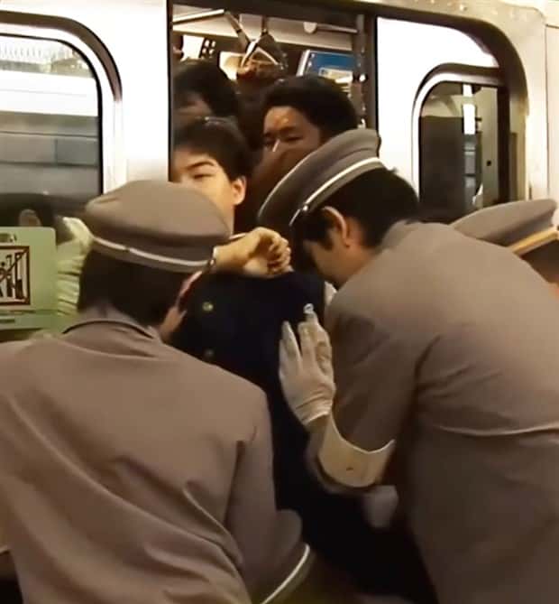 Japanese Subway Pushers at Work (29 photos)