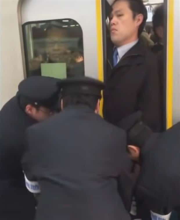 Japanese Subway Pushers at Work (29 photos)