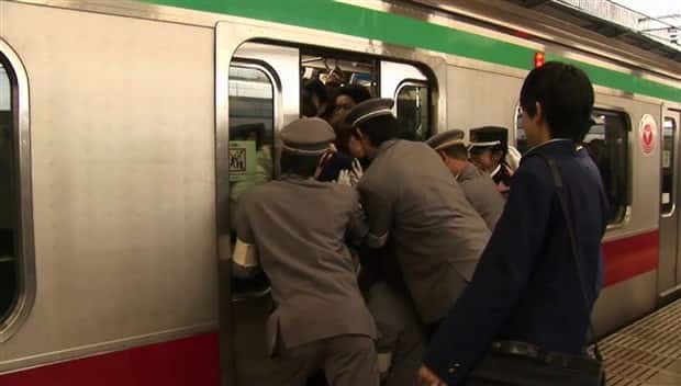Japanese Subway Pushers at Work (29 photos)