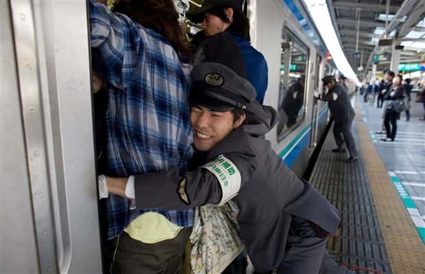 Japanese Subway Pushers at Work (29 photos)