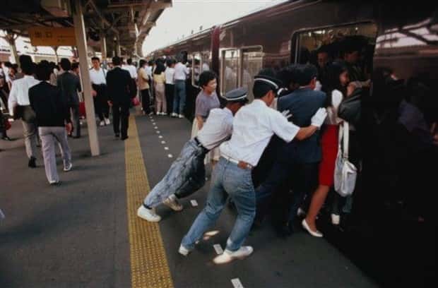 Japanese Subway Pushers at Work (29 photos)