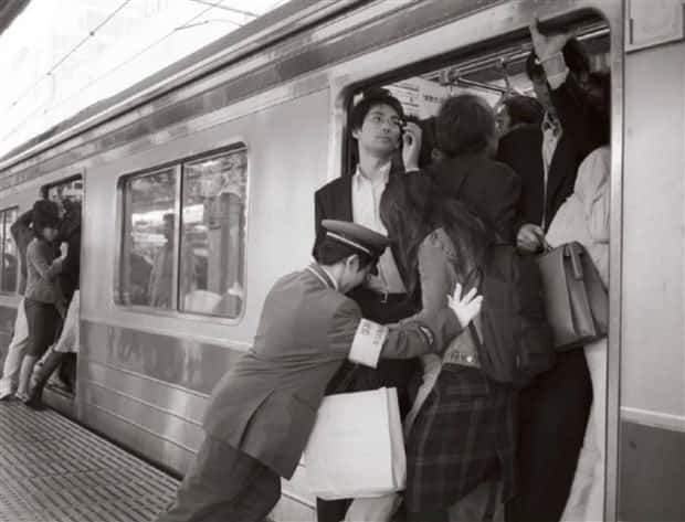 Japanese Subway Pushers at Work (29 photos)