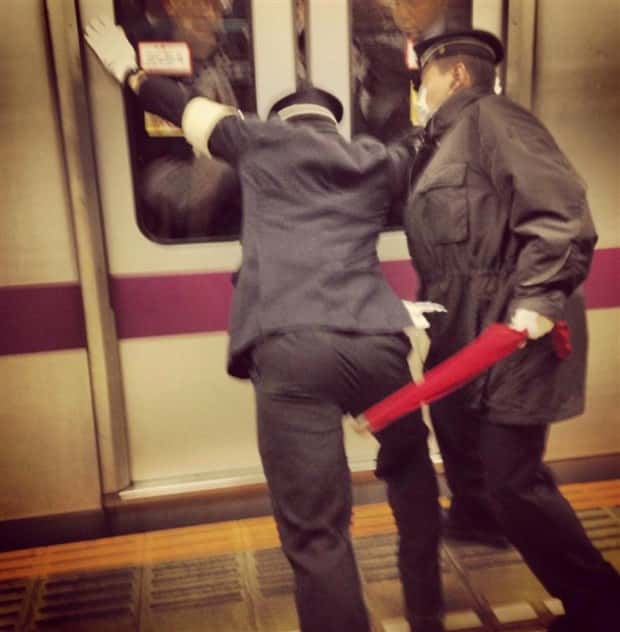 Japanese Subway Pushers at Work (29 photos)