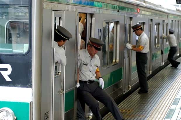 Japanese Subway Pushers at Work (29 photos)
