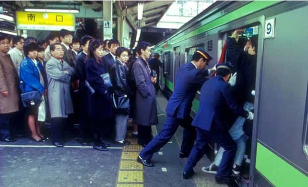 Japanese Subway Pushers at Work (29 photos)