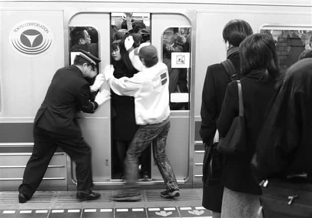Japanese Subway Pushers at Work (29 photos)