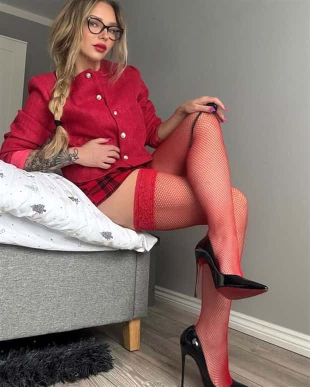 Hot Girls Love Wearing Red #8 (21 photos)