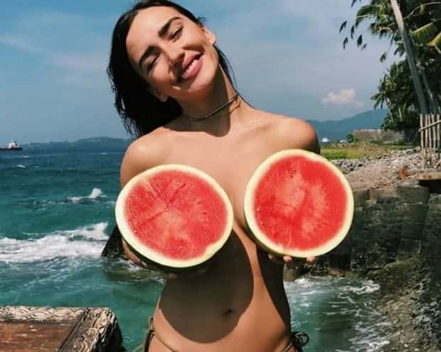 hot girls and watermelons 1 Hot Girls with Watermelons (22 photos)