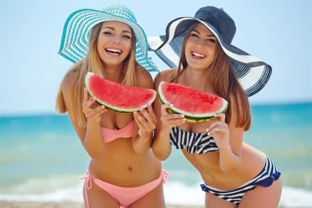 hot girls and watermelons 3 Hot Girls with Watermelons (22 photos)