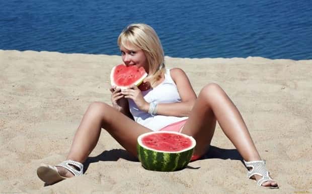 hot girls and watermelons 4 Hot Girls with Watermelons (22 photos)