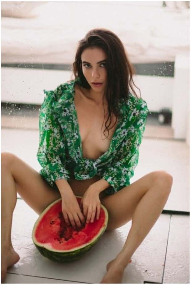 hot girls and watermelons 7 Hot Girls with Watermelons (22 photos)