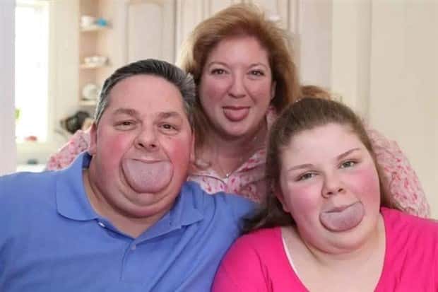 Byron Schlenker widest tongue 9 This Dad and His Daughter Have Tongues That Stun (11 photos)
