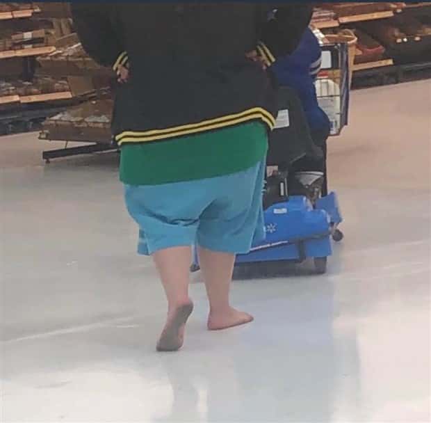 feet in public 10 People Showing Off Their Feet in Public (27 photos)