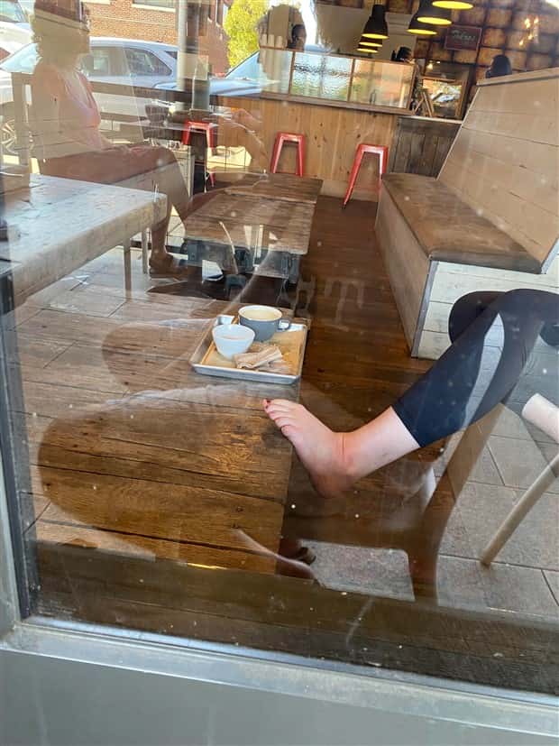feet in public 14 People Showing Off Their Feet in Public (27 photos)