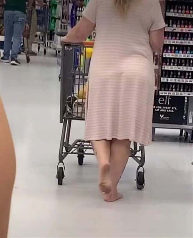 feet in public 15 People Showing Off Their Feet in Public (27 photos)