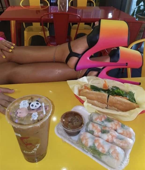 feet in public 16 People Showing Off Their Feet in Public (27 photos)