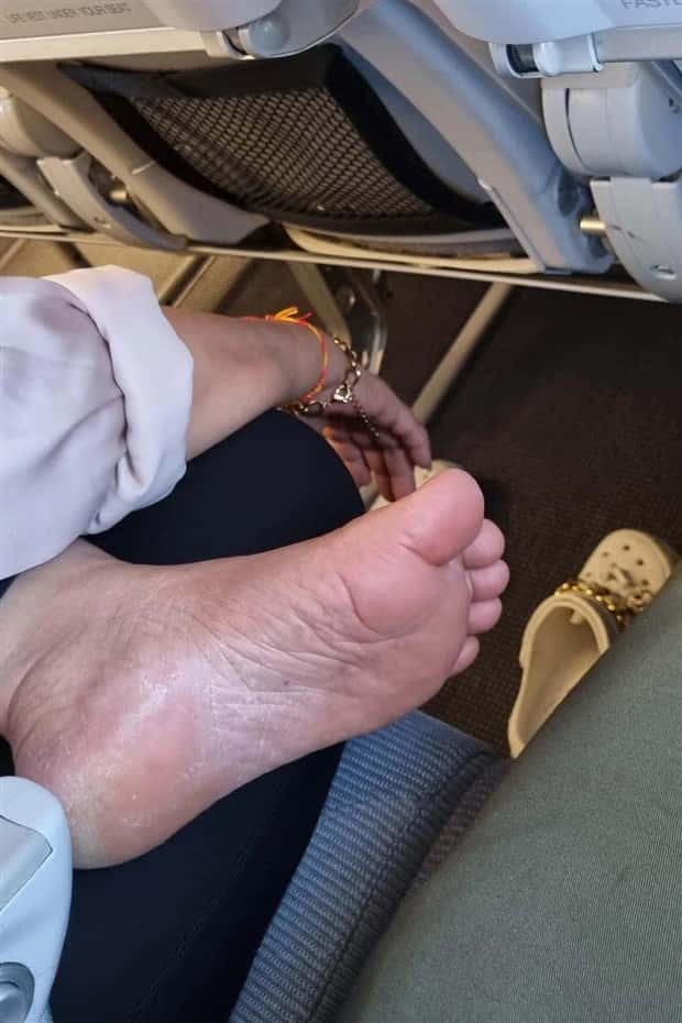feet in public 5 People Showing Off Their Feet in Public (27 photos)